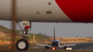 PHUKET, THAILAND - 16 Şubat 2023: uçak iniş takımları, yakın plan planı. Chassis, motor. Airbus A320, Phuket Havaalanı 'nda taksicilik yapan AirAsia uçağının HS-BBY' si. Asya 'da ucuz havayolu. Yolcu uçuşu