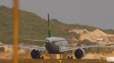 PHUKET, THAILAND - 16 Şubat 2023: Airbus A320-251N, Spring Airlines 'ın B-328U' su Phuket Havaalanı 'nda kalkış için hızlanıyor. Yolcu uçağı kalkıyor