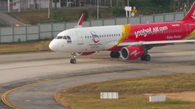 PHUKET, THAILAND - 13 Şubat 2023: Ticari Airbus A320, Phuket Havaalanı 'nda Vietnam Jet Air taksicilik HS-VKC. Havaalanındaki uçak. Turizm ve seyahat kavramı