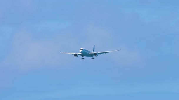 Phuket Thailand February 2023 Airbus A350 Finnair 공항에서 여객기가 내려오는 — 비디오