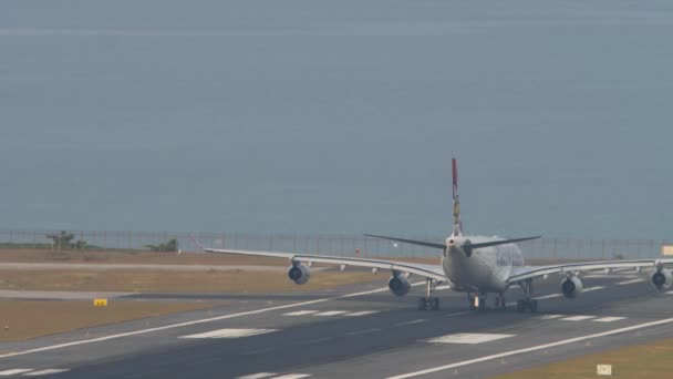 Phuket Thailand Helmikuu 2023 Takanäkymä Edelweiss Airin Airbus A340 Laskeutuminen — kuvapankkivideo