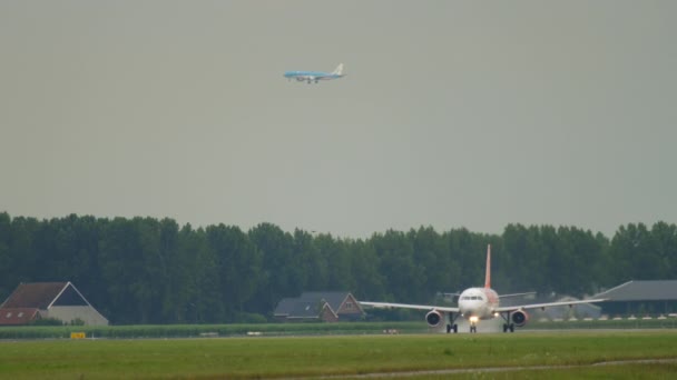 Amsterdam Niderlandy Lipiec 2017 Samolot Pasażerski Airbus A320 Przyspieszeniem Easyjet — Wideo stockowe