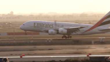 BANGKOK, THAILAND - 21 HAZİRAN 2023: Airbus A380, Suvarnabhumi Havaalanı, yan görüş. Geniş gövdeli uçaklar. Uçağın sinematik görüntüleri geliyor..