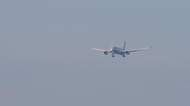 PHUKET, THAILAND - 14 Şubat 2023: Boeing 787 Dreamliner, Etihad Havayolları 'ndan A6-BNC Phuket Havaalanına indi. Uçuş. Turizm ve seyahat kavramı