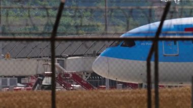 PHUKET, THAILAND - 15 Şubat 2023: Phuket Havaalanında taksicilik yapan TUI 'nin ticari uçağı Boeing 787 Dreamliner. Çitin üzerinden geçen uçak. Havaalanı. Turizm ve seyahat kavramı