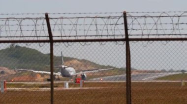 PHUKET, THAILAND - 15 Şubat 2023: Airbus A330, Phuket Havaalanına indikten sonra Pasifik 'in B-LAK' ı fren yapıyor. Uçak pistte, dikiz manzaralı. Havaalanındaki uçak görüntüsü. Beneklenme
