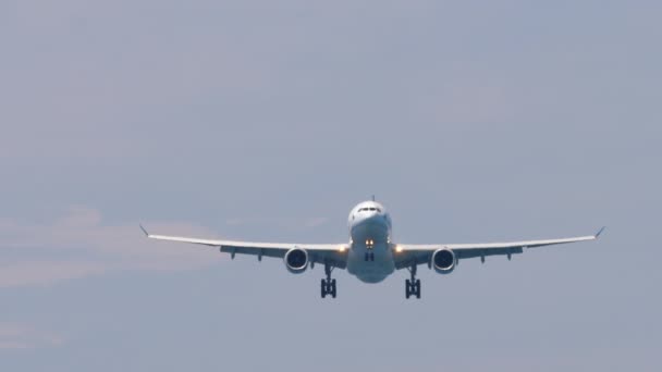 Filmagem Uma Aeronave Jato Passageiros Aproximando Antes Aterrissagem Avião Céu — Vídeo de Stock