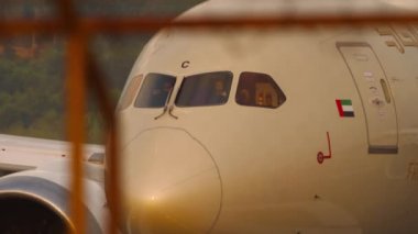 PHUKET, THAILAND - 20 Şubat 2023: Boeing 787 Dreamliner, Etihad Havayollarından A6-BNC Phuket havaalanına varıyor. Havaalanı. Turizm ve seyahat kavramı