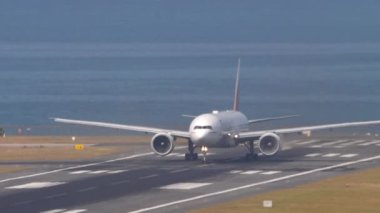 PHUKET, THAILAND - 23 Şubat 2023: Boeing 777 Emirates 'in Phuket havaalanından kalkış görüntüleri. Geniş gövdeli uçak kalkışı. Turizm seyahati kavramı