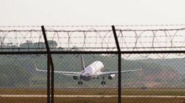 PHUKET, THAILAND - 24 Şubat 2023: Airbus A320 Tay Gülümseme Phuket Havaalanı 'na indi. Uçak uçuyor. Yolcu uçağı geliyor. Turizm ve seyahat kavramı