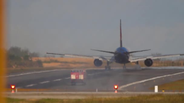 Zrychlení Letadla Při Startu Požáru Motoru Crash Odmítá Vzlétnout Černý — Stock video