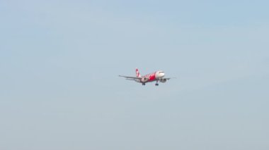 PHUKET, THAILAND - 12 Şubat 2023: AirAsia Airbus A320 Phuket havaalanına inmek üzeredir. Uçak uçakları, uzak ihtimal. Turizm ve seyahat kavramı