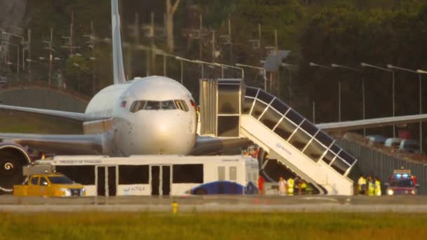 Phuket Tailandia Febrero 2023 Aviones Pasajeros Azur Air Cancelaron Despegue — Vídeos de Stock