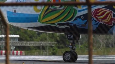 PHUKET, THAILAND - 30, 2018: Bangkok Airways Guilin Livery havaalanında taksicilik yapan sivil uçak Airbus A320, HS-PGU. Taksideki uçaklara yaklaşın. Turizm ve seyahat kavramı
