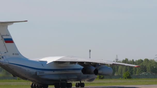 ロシア連邦のノヴォシビルスク 2022年6月12日 トルマチェヴォ空港でのIl 76貨物輸送機の映像 飛行場の運送事業者 — ストック動画