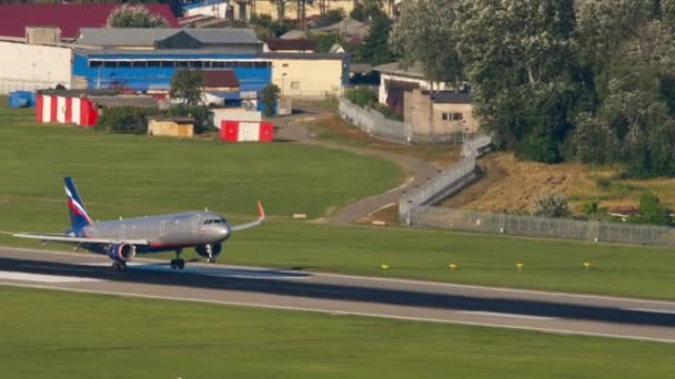ロシア 2022年7月28日 ソチ空港におけるエアバスA321アエロフロートの着陸とブレーキの側面図 飛行機便 観光と旅行のコンセプト — ストック動画