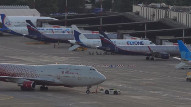 Sochi Russia 2022年7月28日 索契机场跑道上的Rossiya拖拉机拖曳飞机 波音747在滑行道上一排排的飞机 旅游和旅行概念 — 图库视频影像