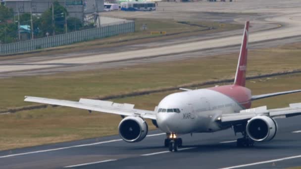 Phuket Thailand 2023年2月3日 客机波音777 73272 Pegas Fly在普吉机场着陆后刹车 宽体板到达 — 图库视频影像
