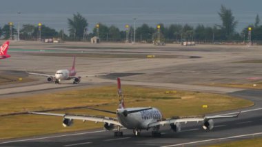 PHUKET, THAILAND - 11 Şubat 2023: Airbus A340 Edelweiss Havaalanı 'na iniş ve frenleme. Flaplar yukarı, yavaşlama.