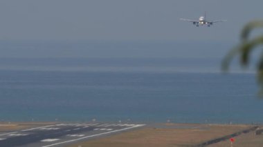 Havaalanındaki uçak silueti. Güzel günbatımı arka planı. Akşamları havaalanı.