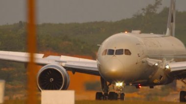 PHUKET, THAILAND - 20 Şubat 2023: Boeing 787 Dreamliner, Etihad Havayolları 'nın A6-BNC' si inişten sonra fren yapıyor. Havaalanı. Turizm ve seyahat kavramı