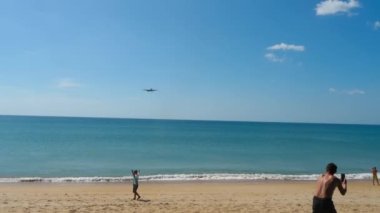 PHUKET, THAILAND - Şubat 05, 2023: Uzak çekim, Azur Air 'in Boeing 767' si Phuket Havalimanı 'na iniş yaptı. Turistler uçağın fotoğraf ve selfie 'sini çekmek için gelirler.