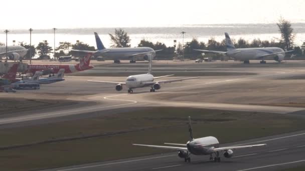 Phuket Tajlandia Luty 2023 Samolot Airbus A320 Odlatuje Lotnisko Phuket — Wideo stockowe