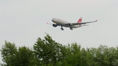 SOCHI, RUSSIA - AUGust 01, 2022: Airbus A330, RA-73328 Nordwind Airlines, Sochi havaalanına inmeden önce yaklaşıyor. Yolcu uçağı uçar. Turizm ve seyahat kavramı