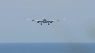 Bir uçağın okyanusa iniş yapması çok zor. Mavi gökyüzü arka planlı yaz deniz manzarası. Seyahat kavramı