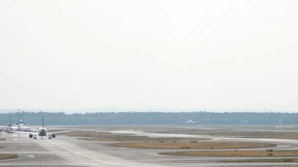 飞机着陆和刹车的远距离射击 喷气式飞机滑行的后视镜 塔希威机场雾气 夏天的炎热 机场全景全景 旅游和旅行概念 — 图库视频影像