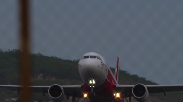 Пхукет Таиланд Января 2023 Года Airbus A320 Airasia Взлетает Над — стоковое видео