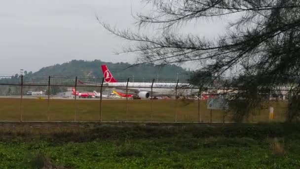 Phuket Thailand Července 2023 Dlouhý Záběr Pojíždění Tureckých Aerolinií Letišti — Stock video