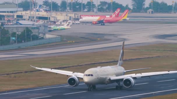 Пхукет Таиланд Февраля 2023 Boeing 787 Dreamliner Etihad Airways Посадки — стоковое видео