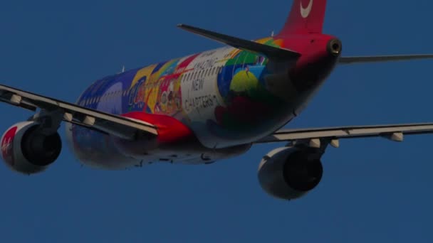 タイのプーケット 2023年2月10日 驚くべき新しい章でAirasiaのエアバスA320リリー離陸 リアビュー ジェット機の出発 飛行機が出発する 観光と旅行のコンセプト — ストック動画