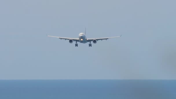 Blíží Letadlo Které Přistane Nad Oceánem Letní Přímořská Pláň Modrým — Stock video