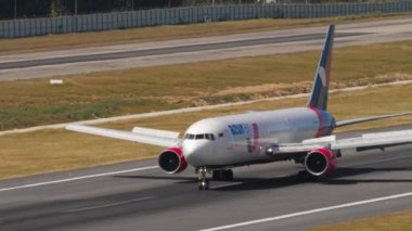 PHUKET, THAILAND - HAZİRAN 07, 2023: Phuket Havaalanı 'na indikten sonra Boeing 767, RA-73078 Azur Air' in görüntüleri. Uçak pistte, yan görüş. Havaalanındaki uçak görüntüsü..