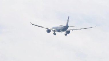 PHUKET, THAILAND - 13 Şubat 2023: Sunclass Airlines 'dan kalkan Airbus A330' un arka görüntüsü, Phuket Havaalanı 'na tırmanıyor. Uçağın kalkış görüntüleri. Uçak uçup gidiyor.