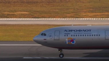 PHUKET, THAILAND - FEBRUARY 08, 2023: Airplane Airbus A330, RA-73785 Aeroflot 100 yıllık Livery taksicilik, Phuket havaalanında dönüş, orta atış. Turizm seyahati kavramı