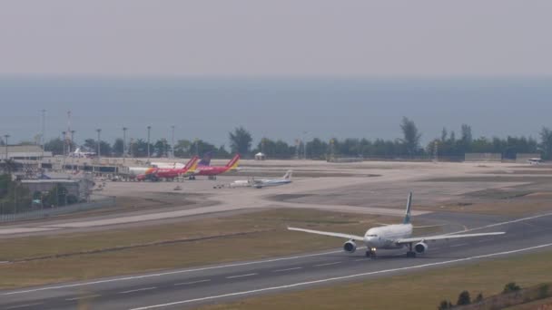 Phuket Tailandia Febrero 2023 Avión Airbus A330 Cathay Pacific Despegue — Vídeos de Stock