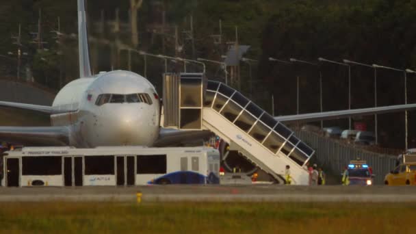 Phuket Thailand Φεβρουαριου 2023 Επιβάτες Εγκαταλείπουν Αεροσκάφη Έκτακτης Ανάγκης Της — Αρχείο Βίντεο