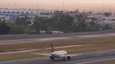 PHUKET, THAILAND - 19 Şubat 2023: Juneyao Airlines 'ın Airbus A320' si Phuket Havalimanı 'nda kalkış ivmesi. Çin Havayolları. Yolcu uçağı kalkıyor. Turizm seyahati kavramı