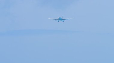 Jet uçağı yaklaşıyor, mavi gökyüzü, düşük ihtimal. Uçan bir yolcu uçağının görüntüsü. Turizm ve seyahat kavramı