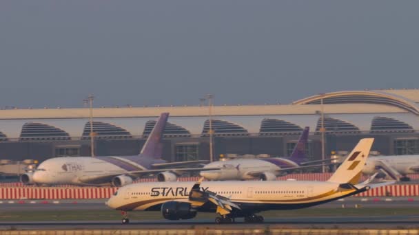 Bangkok Thailandia Marzo 2023 Airbus A350 58501 Della Frenata Starlux — Video Stock