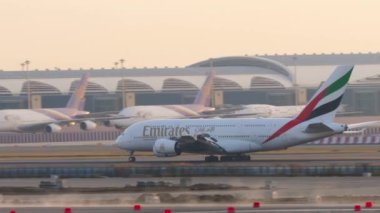 BANGKOK, THAILAND - 21 HAZİRAN 2023: Büyük jet Airbus A380, Suvarnabhumi Havalimanı 'na iniş ve frenleme, yan görüş. Geniş gövdeli uçak. Uçağın sinematik görüntüleri geliyor..
