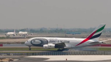 BANGKOK, THAILAND - 01 Mart 2023: Airbus A380, Emirliklerin Geleceğe Yolculuğu A6-EUY Suvarnabhumi Havaalanı 'na iniş ve fren, yan görüş. Bir uçağın sinematik görüntüleri..