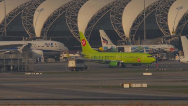 Bangkok Thailand Μαρτιου 2023 Αεροδρόμιο Στο Ηλιοβασίλεμα Σειρά Αεροπλάνων Boeing — Αρχείο Βίντεο