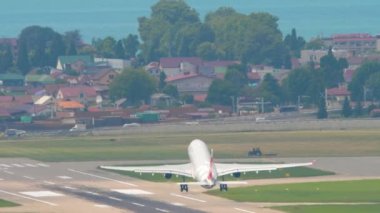 SOCHI, RUSSIA - 01 Ağustos 2022: Yolcu uçağı Airbus A330, RA-73270 Nordwind Airlines, Sochi havaalanından kalkıyor, arka görüş. Turizm ve seyahat kavramı