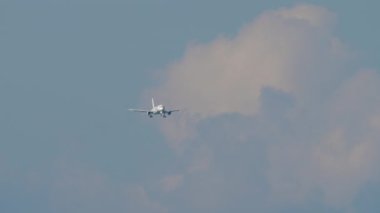 İnişten önce gökyüzü arka planında bir jet yolcu uçağı yaklaşıyor. Uçak uçar. Uçuş. Turizm ve seyahat kavramı