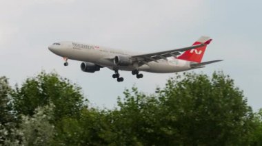 SOCHI, RUSSIA - AUGust 01, 2022: Side view Airbus A330, RA-73328 Nordwind Airlines, Sochi havaalanına inmeden önce yaklaşıyor. Uçak sineklerinin görüntüleri. Turizm ve seyahat kavramı