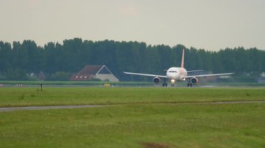 AMSTERDAM, NETHERLANDS - 24 Temmuz 2017: Airbus A320-214, G-EZUL Amsterdam Havaalanı 'ndan kalkış için hızlanan kolay jet, yan görüş. Turizm ve seyahat kavramı